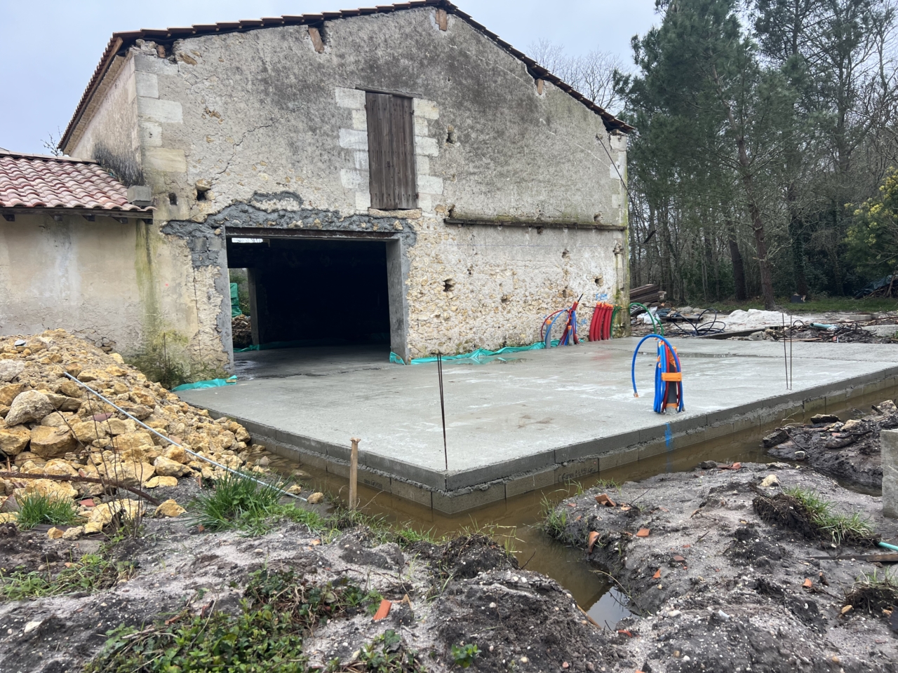 Dalle de l'extension au sol en cours de réalisation devant la grange à Listrac Médoc.