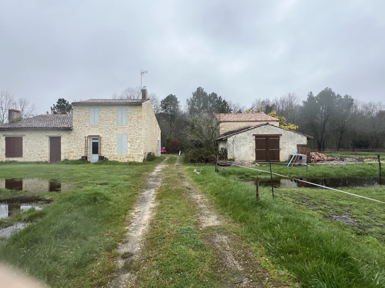 Vue extérieure de la grange et du terrain suite à Démolition de la partie en ossature bois avant travaux à Listrac Médoc.